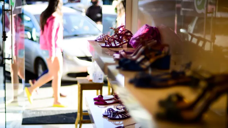 GDF libera funcionamento de lojas de roupas e sapatos