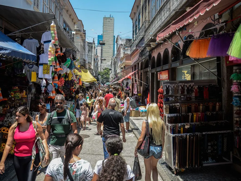 Consumidores nas lojas da Sociedade dos Amigos da Rua da Carioca e Adjacências (Saara), no centro do Rio de Janeiro