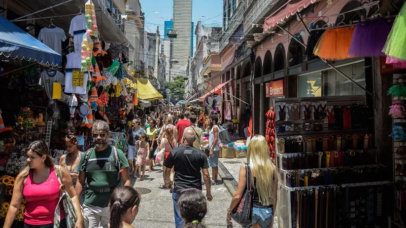 Consumidores nas lojas da Sociedade dos Amigos da Rua da Carioca e Adjacências (Saara), no centro do Rio de Janeiro