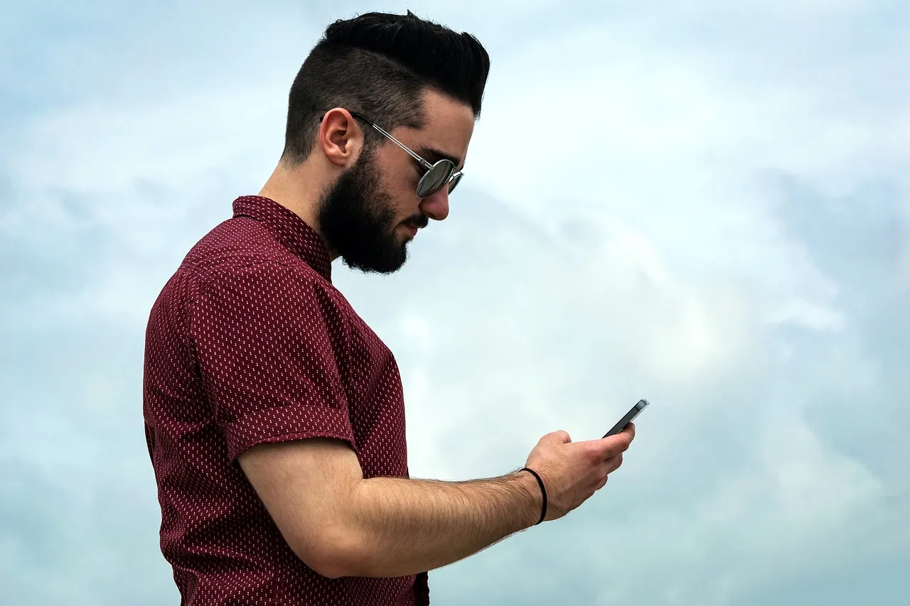 Atendimento via celular: é preciso melhorar a mobilidade, apostando emsites e portais de autoatendimento compatíveis com dispositivos móveis