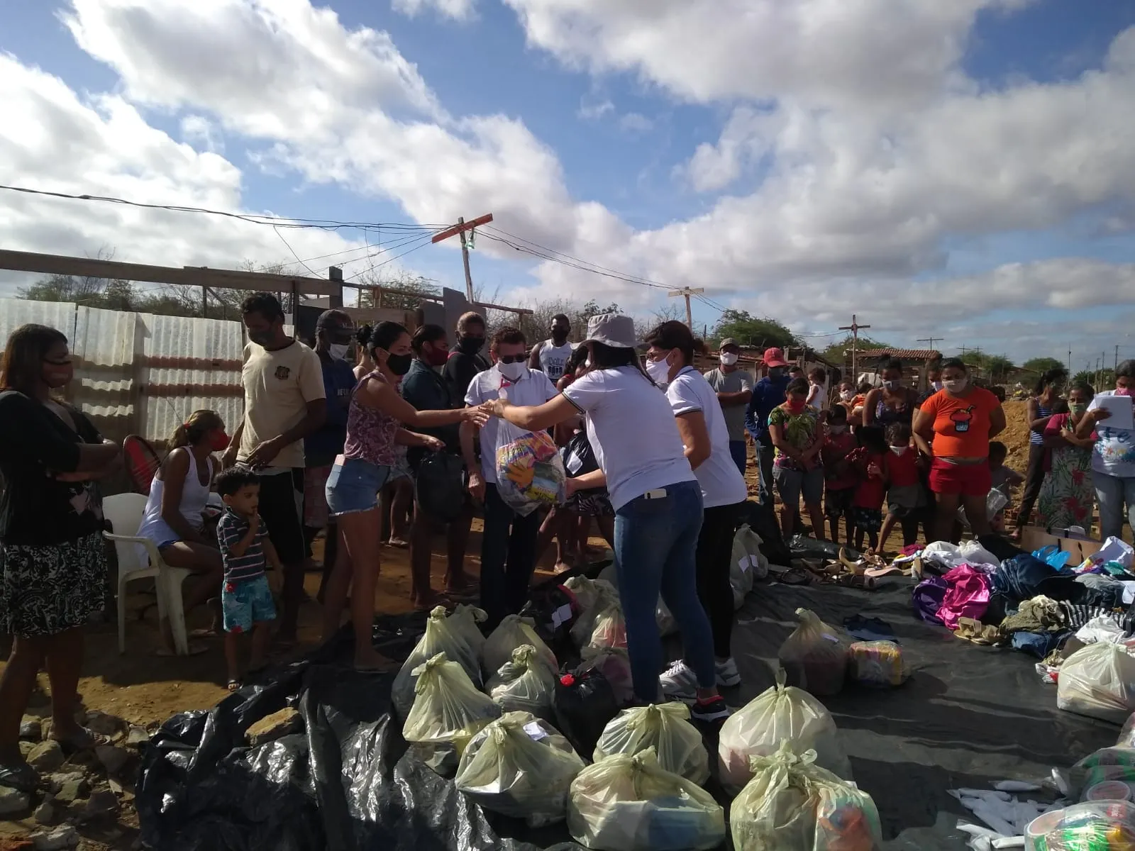 CDL Petrolina e parceiros distribuindo o material arrecadado