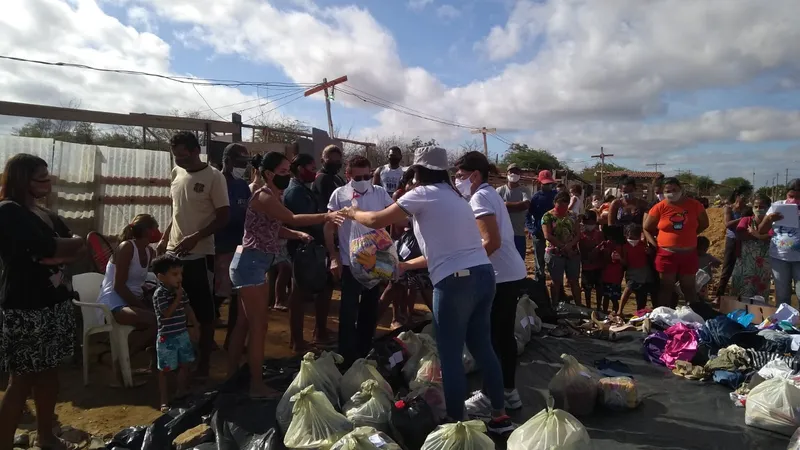 CDL Petrolina e parceiros distribuindo o material arrecadado
