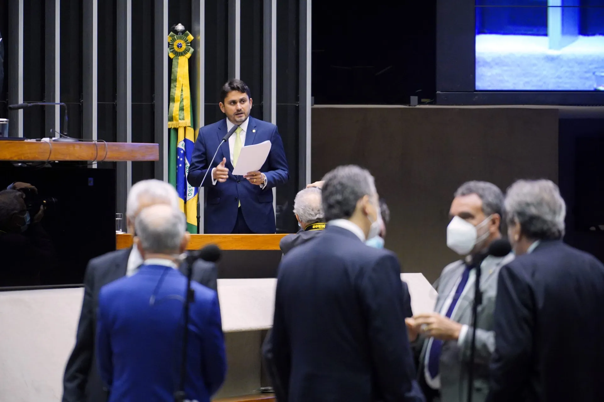 Dep. Juscelino Filho (DEM – MA) apresenta relatório na sessão plenária que deliberou o Orçamento 2022 (Pablo Valadares/Câmara dos Deputados)