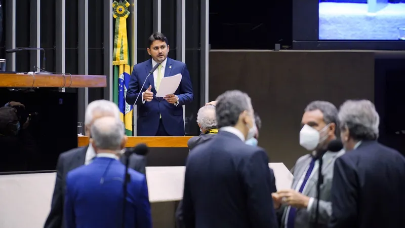 Dep. Juscelino Filho (DEM – MA) apresenta relatório na sessão plenária que deliberou o Orçamento 2022 (Pablo Valadares/Câmara dos Deputados)