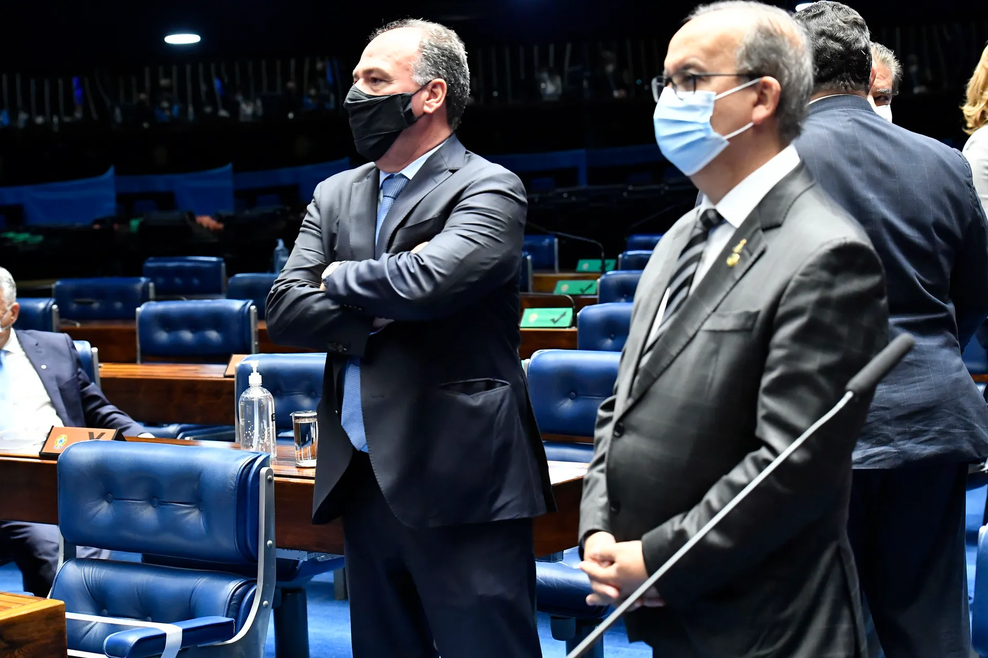 Os senadores Fernando Bezerra Coelho (MDB-PE) e Jorginho Mello (PL-SC), durante a votação do PLP 46/2021