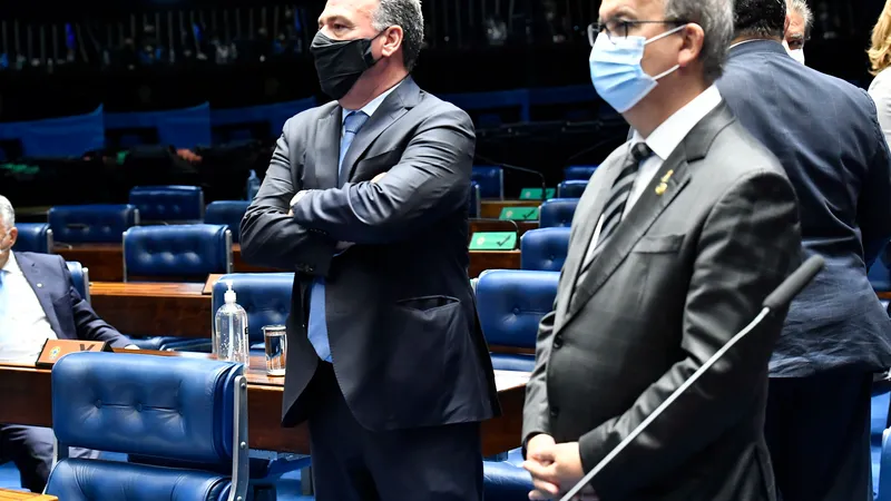 Os senadores Fernando Bezerra Coelho (MDB-PE) e Jorginho Mello (PL-SC), durante a votação do PLP 46/2021