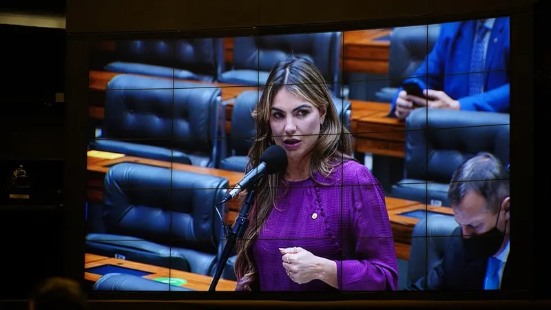 A deputada Paula Belmonte (Cidadania-DF) é relatora do PL que protege as grávidas trabalhadoras na pandemia