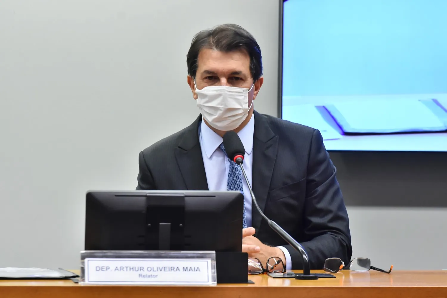 O relator, deputado Arthur Oliveira Maia, apresentou mudanças no texto depois que os deputados já tinham apresentado 26 destaques