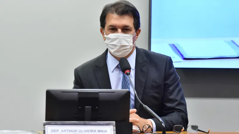 O relator, deputado Arthur Oliveira Maia, apresentou mudanças no texto depois que os deputados já tinham apresentado 26 destaques