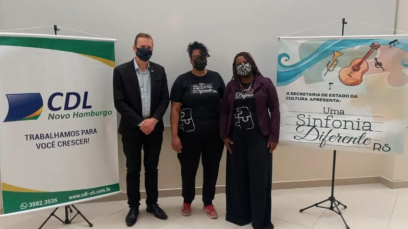 Jorge Stoffel, presidente CDL-NH; Dejeane Arruée, diretora musical do projeto Uma Sinfonia Diferente RS; e Graziela Pires, musicoterapeuta e coordenadora do projeto
