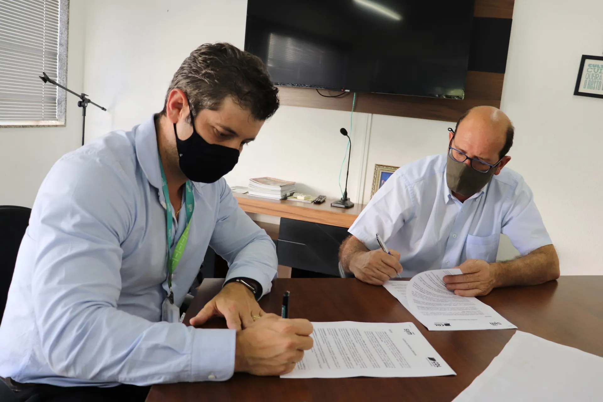 Tiago Araújo (esq.), executivo Comercial da Cemig Sim, e Angelo Crema, presidente da CDL Uberaba