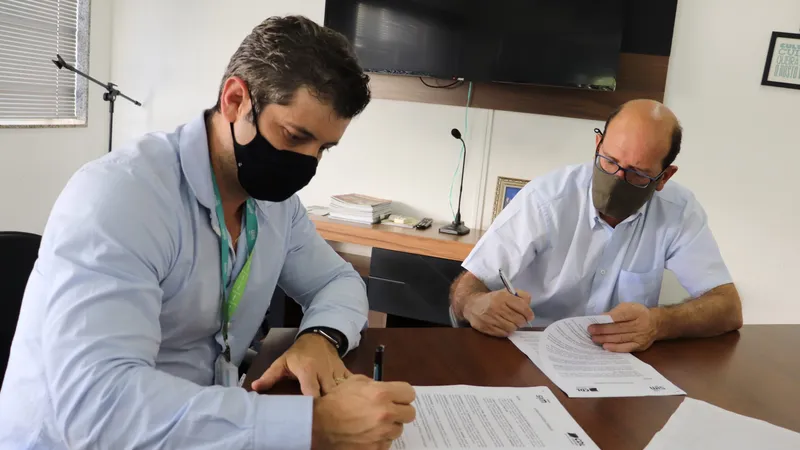 Tiago Araújo (esq.), executivo Comercial da Cemig Sim, e Angelo Crema, presidente da CDL Uberaba