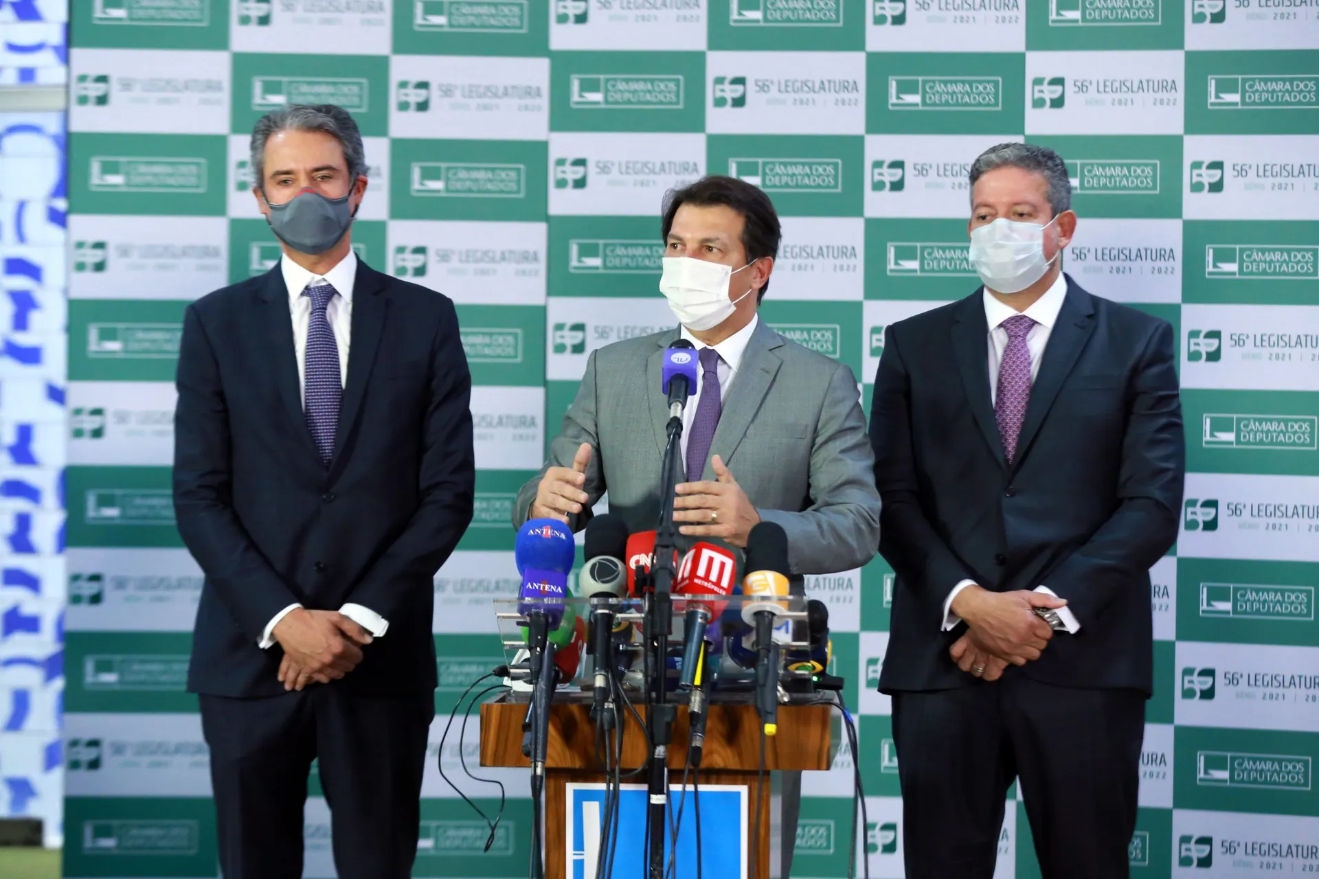 Os deputados Fernando Monteiro, Arthur Maia e Arthur Lira participam de coletiva de imprensa sobre o parecer da Reforma Administrativa