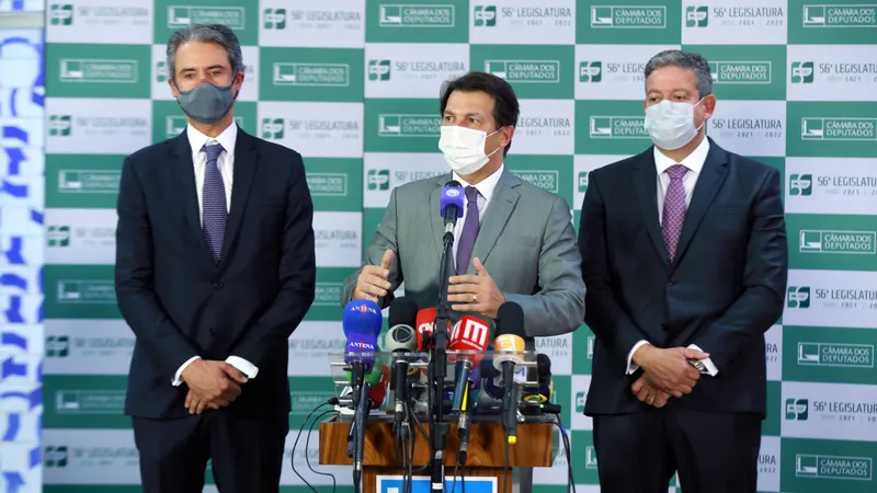 Os deputados Fernando Monteiro, Arthur Maia e Arthur Lira participam de coletiva de imprensa sobre o parecer da Reforma Administrativa