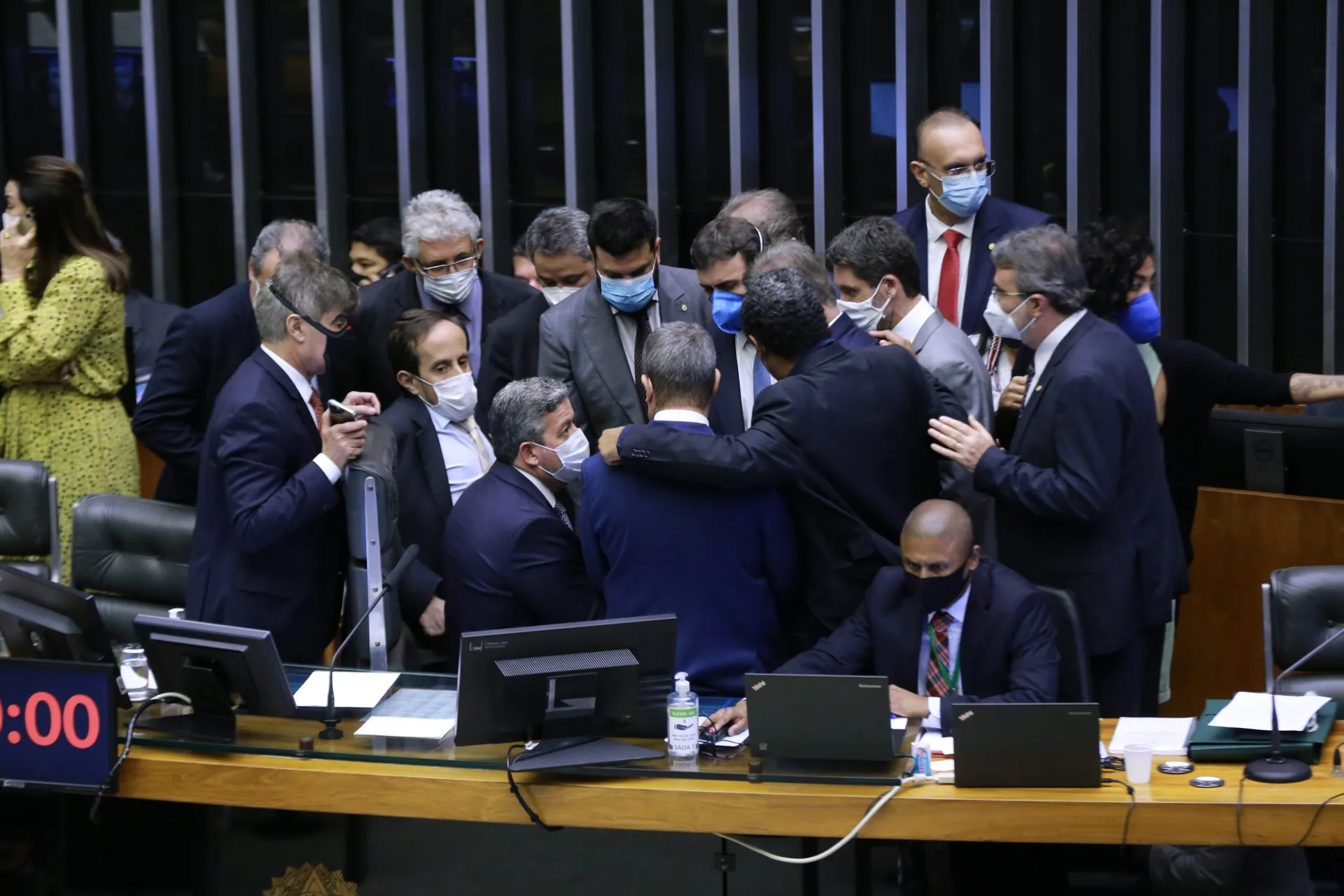 Deputados discutem as propostas em votação na sessão plenária de ontem