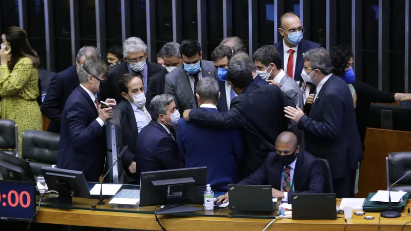 Deputados discutem as propostas em votação na sessão plenária de ontem
