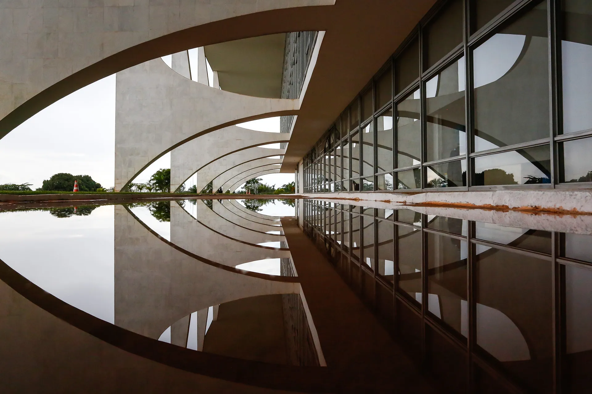 Reflexo dos arcos do Palácio do Planalto