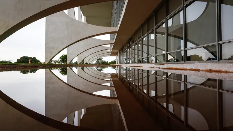 Reflexo dos arcos do Palácio do Planalto