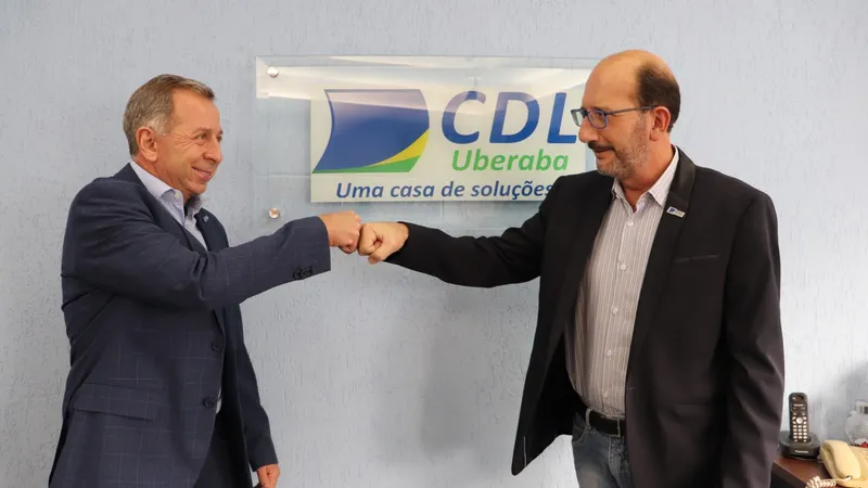 Fernando Xavier, candidato à presidência, e Angelo Crema, presidente da CDL Uberaba até dezembro deste ano
