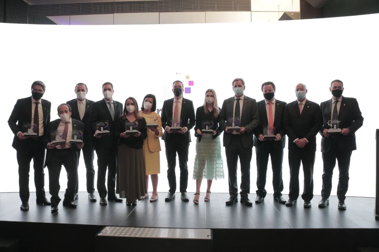 Autoridades premiadas durante a cerimônia de posse da nova mesa diretora da Frente Digital