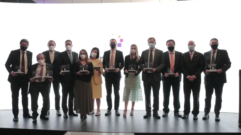 Autoridades premiadas durante a cerimônia de posse da nova mesa diretora da Frente Digital