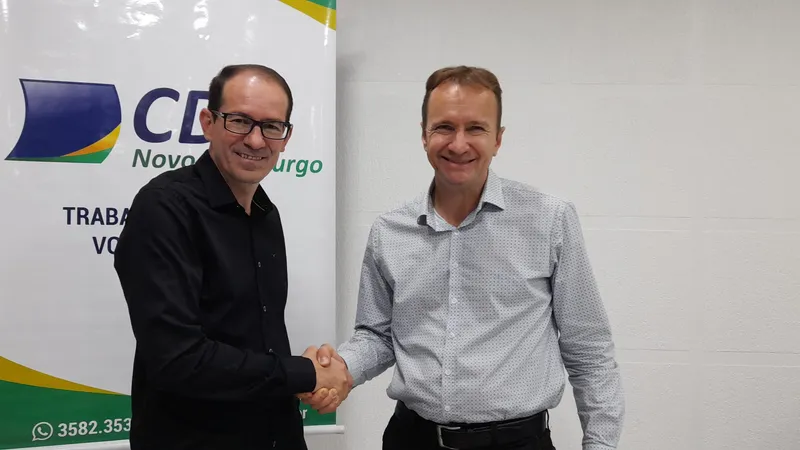 Jaime Machado (presidente eleito) e Jorge Stoffel (atual presidente) logo após a Assembleia Geral
