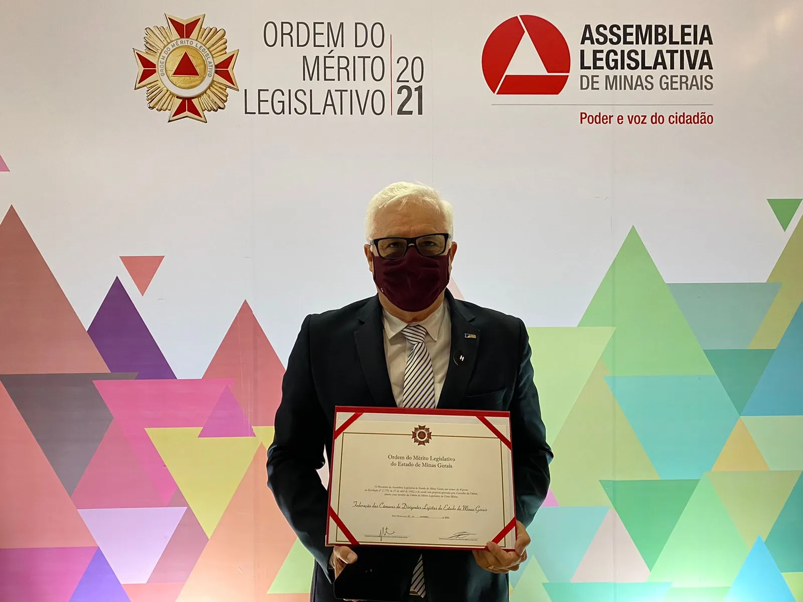 Frank Sinatra, presidente da FCDL-MG, com o certificado da Ordem do Mérito Legislativo
