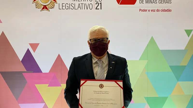 Frank Sinatra, presidente da FCDL-MG, com o certificado da Ordem do Mérito Legislativo