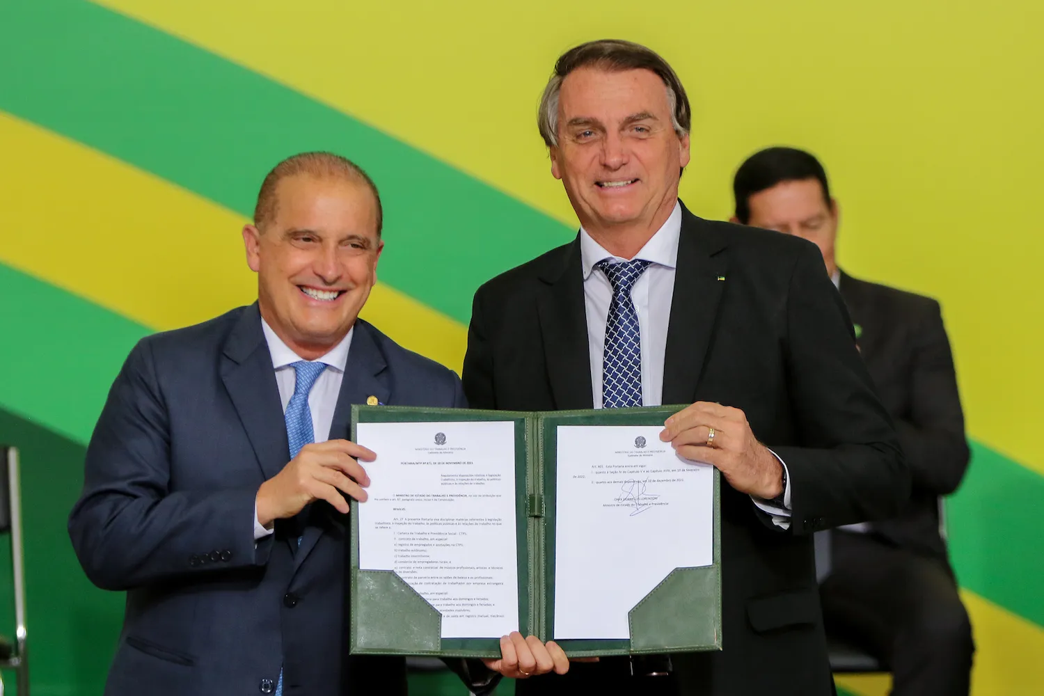 O ministro do Trabalho e Previdência, Onyx Lorenzoni e o presidente da República, Jair Bolsonaro, participam de solenidade de consolidação do marco regulatório trabalhista infralegal, no Palácio do Planalto