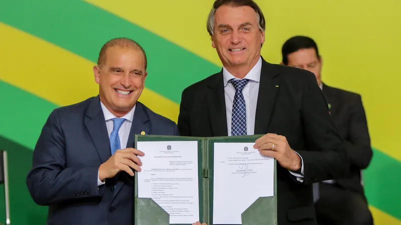 O ministro do Trabalho e Previdência, Onyx Lorenzoni e o presidente da República, Jair Bolsonaro, participam de solenidade de consolidação do marco regulatório trabalhista infralegal, no Palácio do Planalto