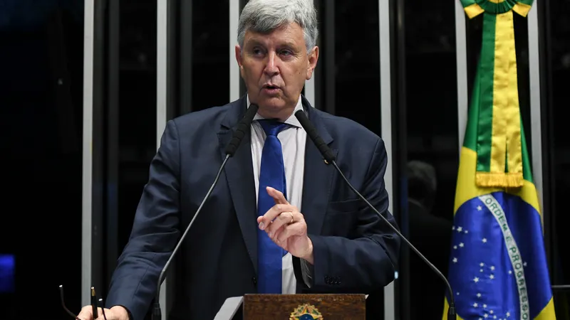 O relator Luis Carlos Heinze (PP-RS) defendeu o pagamento do salário-maternidade, por considerar que os empregadores podem deixar de contratar mulheres jovens, temendo que fiquem grávidas