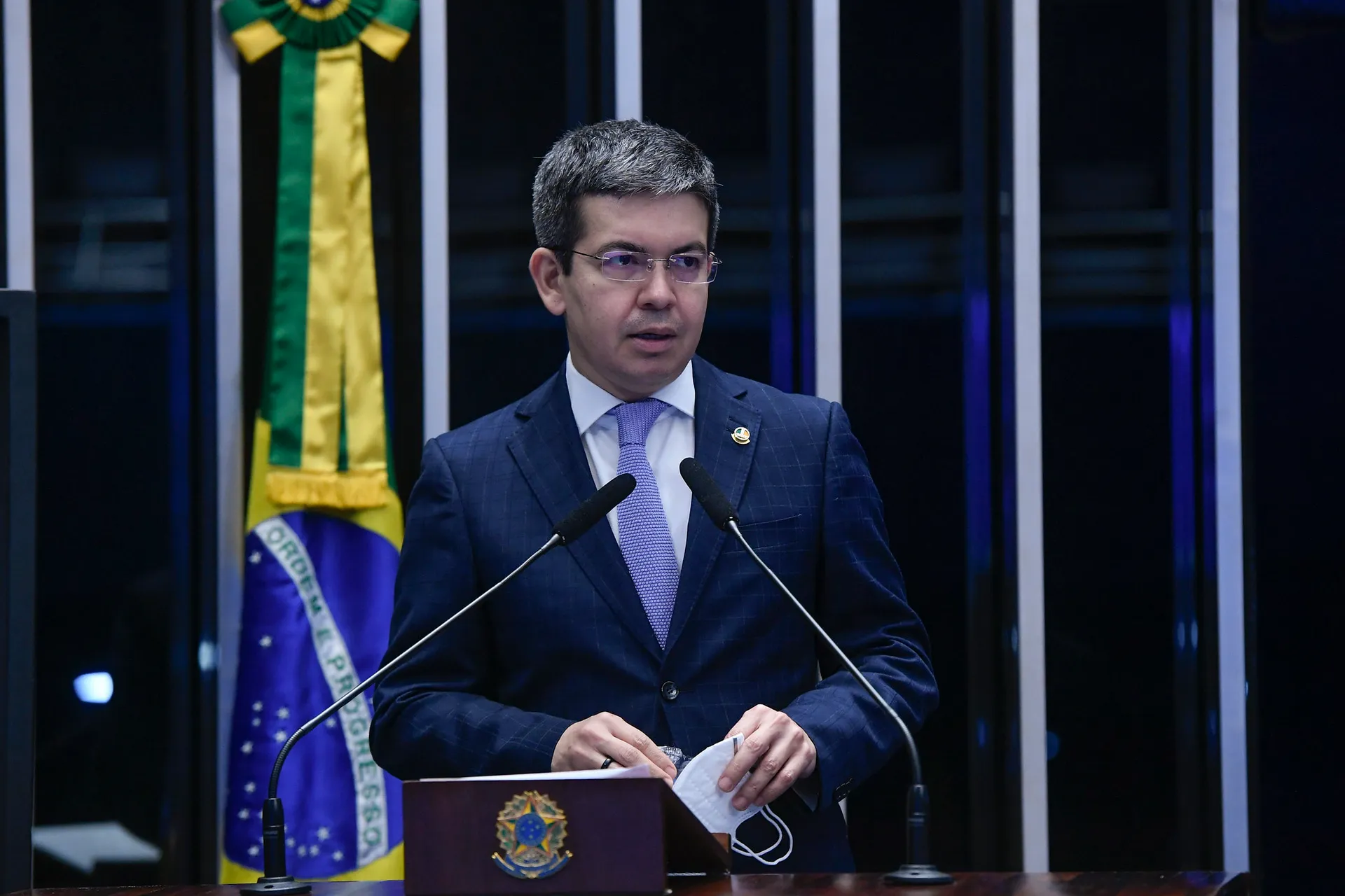 Para o relator, Randolfe Rodrigues, a proposta se limita a criar medidas emergenciais decorrentes da pandemia
