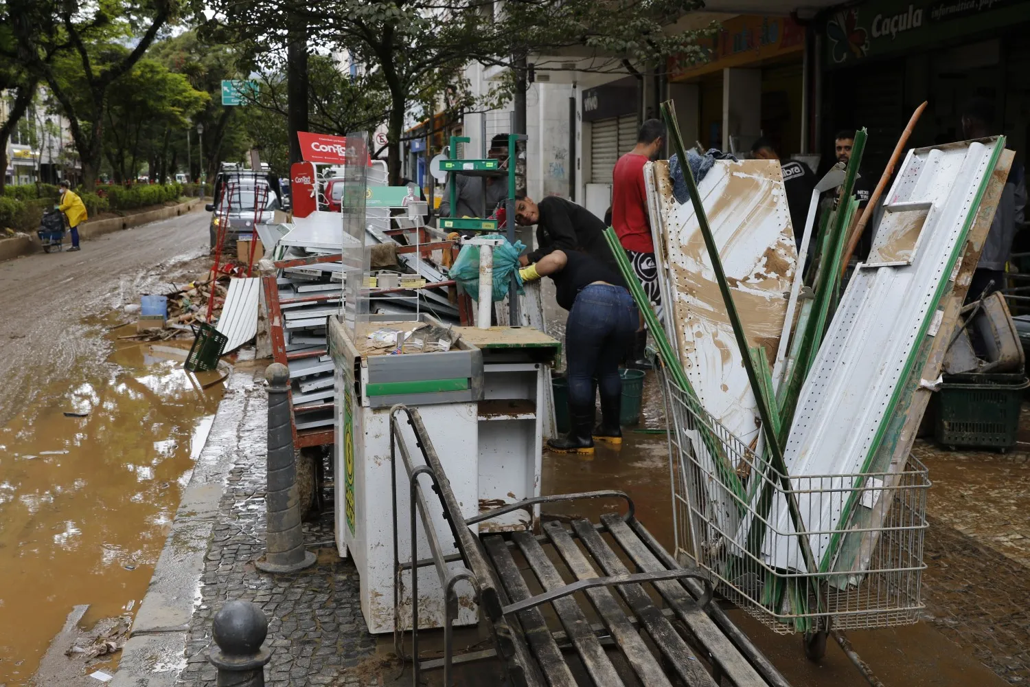 Destruição nas lojas da Rua do Imperador, causada pela lama de deslizamentos de terra durante chuvas em Petrópolis