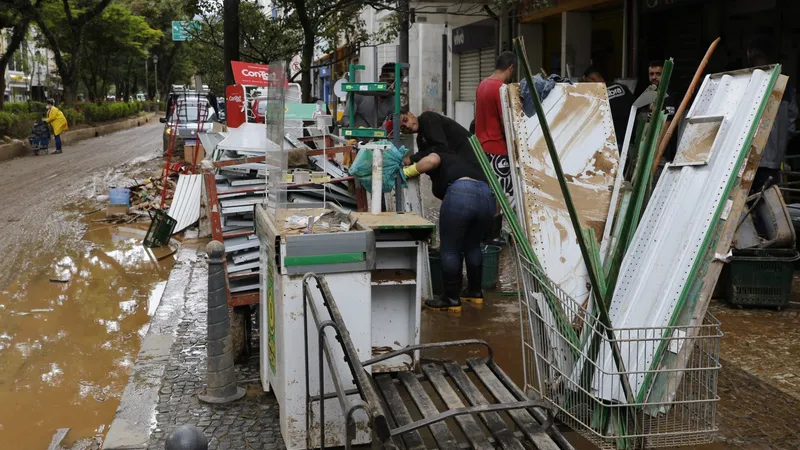 Destruição nas lojas da Rua do Imperador, causada pela lama de deslizamentos de terra durante chuvas em Petrópolis