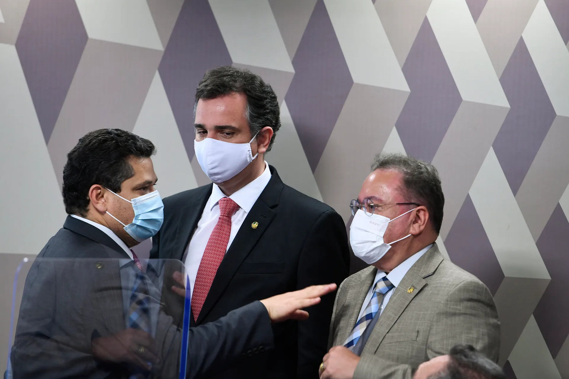 Davi Alcolumbre, Rodrigo Pacheco e Roberto Rocha em reunião da comissão, em fevereiro