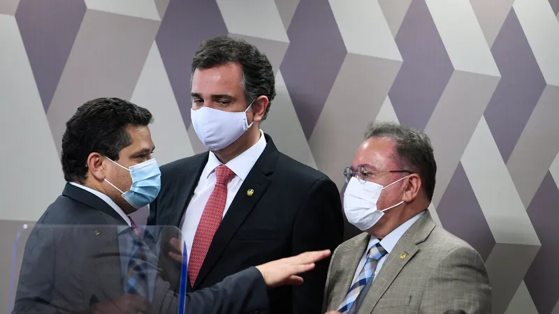 Davi Alcolumbre, Rodrigo Pacheco e Roberto Rocha em reunião da comissão, em fevereiro