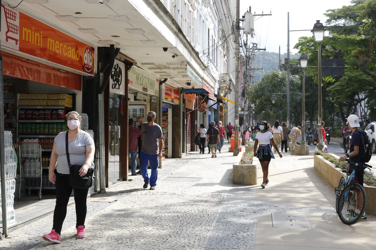 Comerciantes da Rua do Imperador, na região central de Petrópolis, retomam atividades após as chuvas