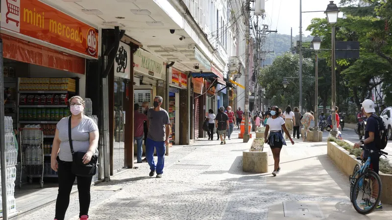 Comerciantes da Rua do Imperador, na região central de Petrópolis, retomam atividades após as chuvas