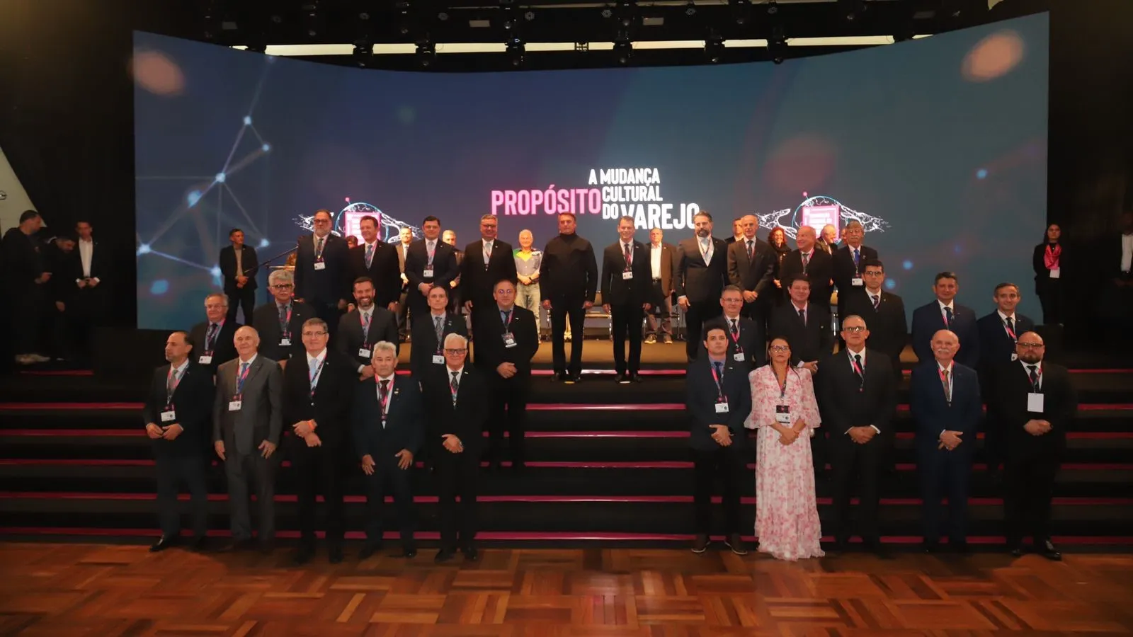 Jair Bolsonaro e José Carlos da Costa, ao centro, e os presidentes das FCDLs