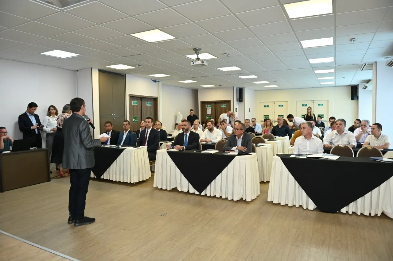 Eduardo Fayet, especialista em RIG, conduziu o encontro