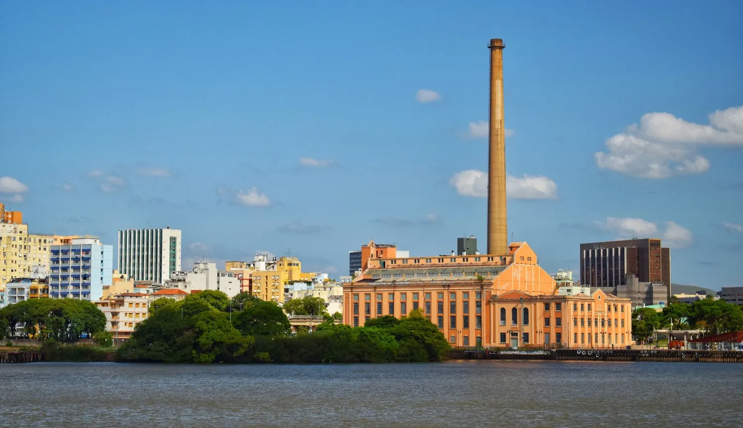 Usina do Gasometro é um dos pontos turísticos da capital gaúcha