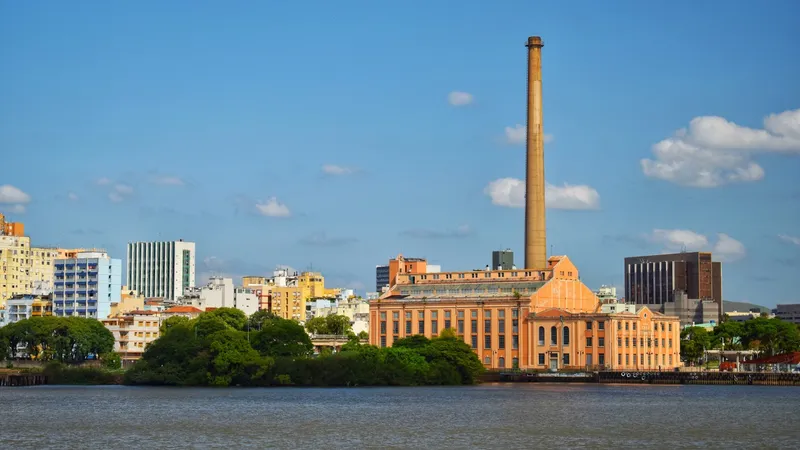 Usina do Gasometro é um dos pontos turísticos da capital gaúcha