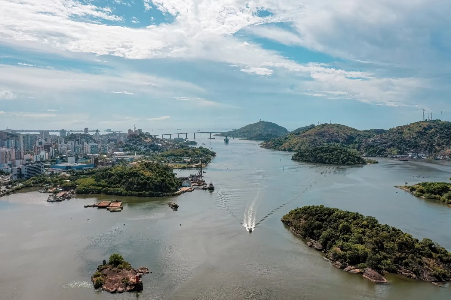 Vista áerea da divisa entre as cidades de Vila Velha e Vitória, no Espírito Santo