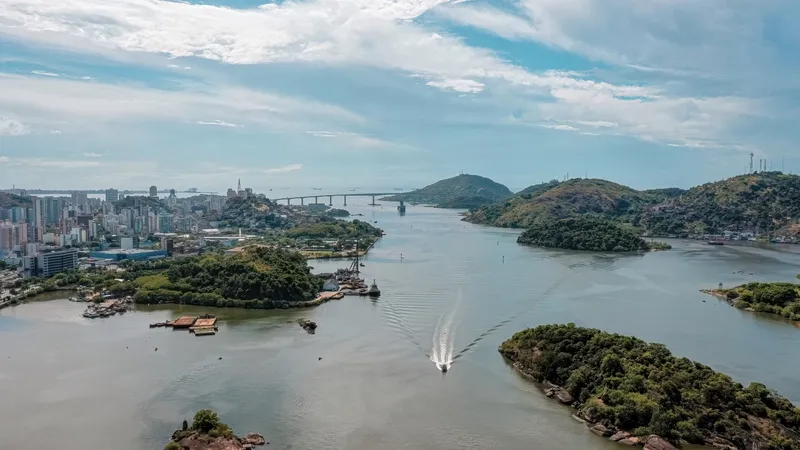 Vista áerea da divisa entre as cidades de Vila Velha e Vitória, no Espírito Santo