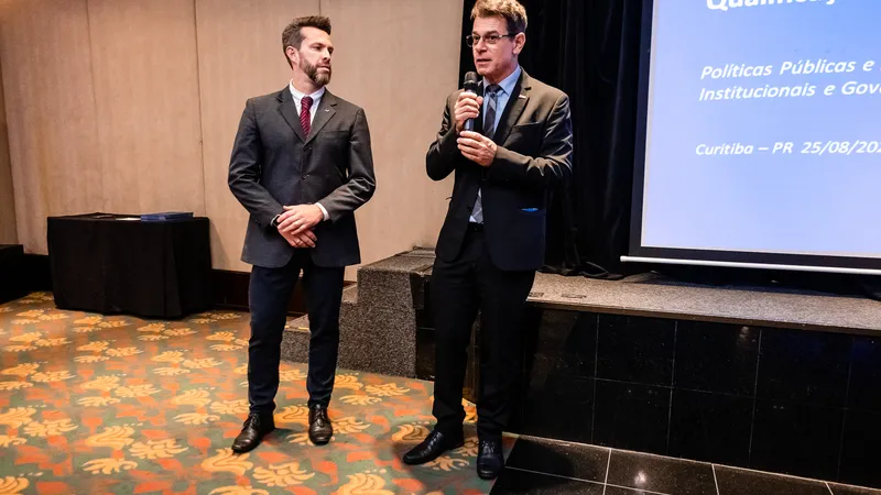 Samoel de Mattos Jr., presidente da FCDL-PR, e José Cesár da Costa, presidente da CNDL, durante o encontro em Curitiba (PR)