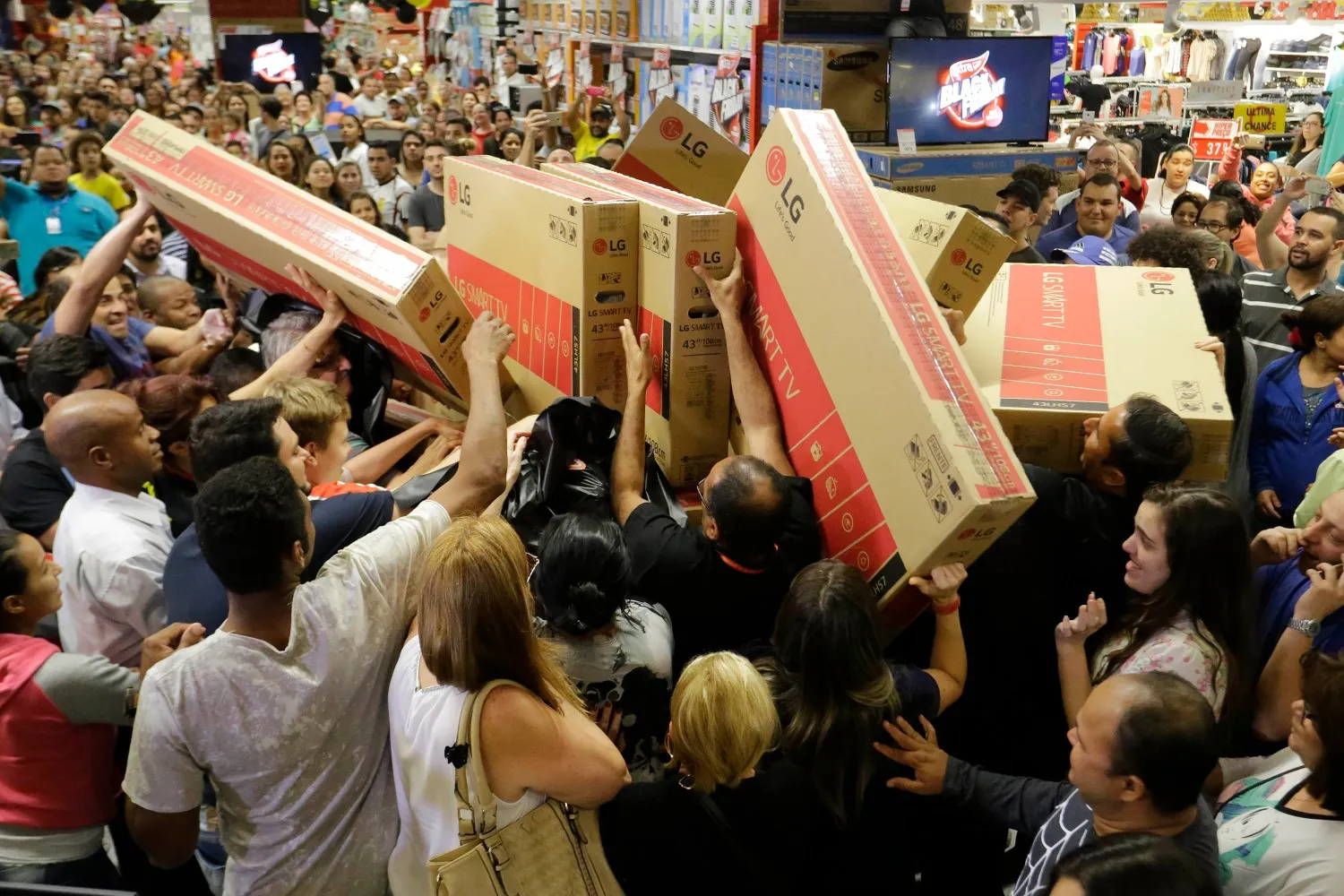 Compradores correm para comprar televisores na Black Friday 2018