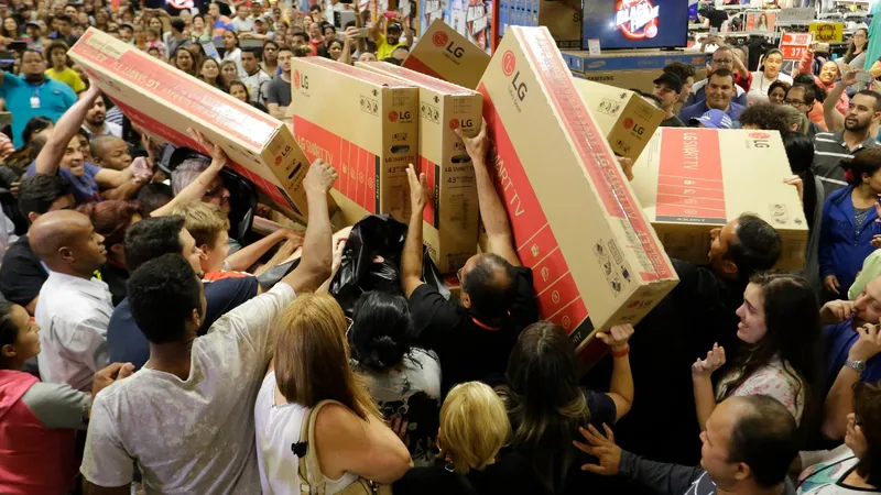 Compradores correm para comprar televisores na Black Friday 2018