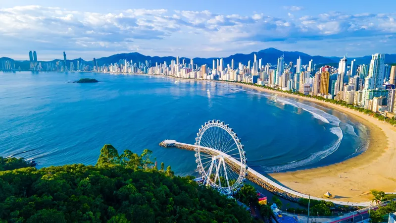Vista aérea da costa de Balneário Camboriú