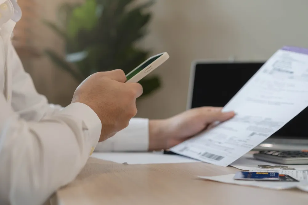 Promoção, frete grátis e tédio: os gatilhos que fazem o brasileiro gastar sem pensar