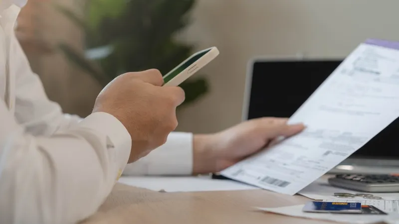 Promoção, frete grátis e tédio: os gatilhos que fazem o brasileiro gastar sem pensar